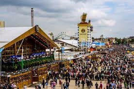 Helmut geht zum Oktoberfest gekleidet ein Touristen