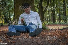 Die Polizei wachen Felix auf. Er war unter einem Baum, neben dem Isar Fluss, in dem Englischen Garten. Er hat keine Armbanduhr, Brieftasche, Geld, und Papiere. Jemand hat ihn bestohlen.