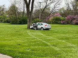 Der criminal aufprall einem baum