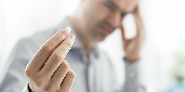 Felix nimmt Aspirin und schlaft.