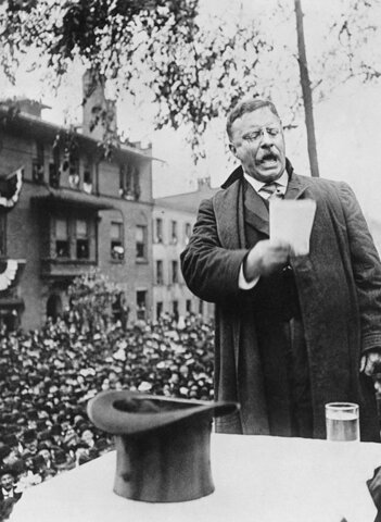 Roosevelt wins the 1906 Nobel Peace Prize.