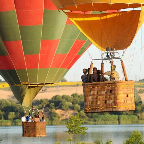 Realizan ascendencias en globos y baten el récord de permanencia en globo.