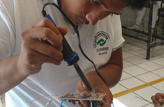 Continua la vinculación de la educación con bienes y servicios