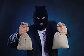 Alfred trifft Felix und Helmut in der Pension. Er bringt die Abendzeitung. Die Bedienung stellt K.o. Tropfen ins Bier. Dann die Opfer aus der Zelt und rauben sie. Danach bringen sie die Opfer an der Isar.