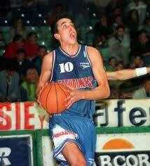 Jugó por dos años en el Club Estudiantes de Bahía Blanca.