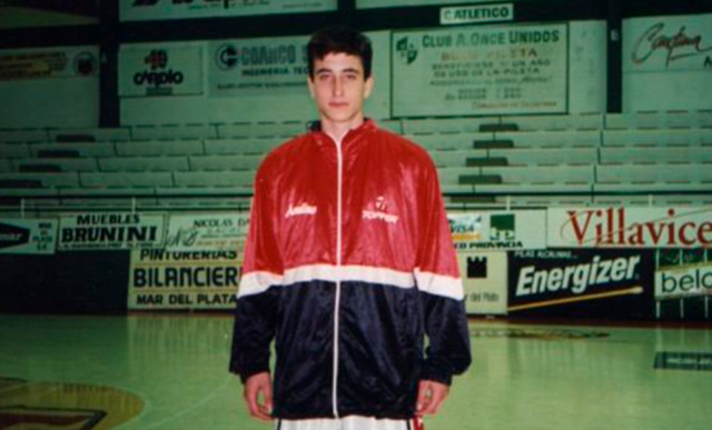 Debutó profesionalmente en el Club Andino de La Rioja, a instancias de la Liga Nacional de Básquet argentino