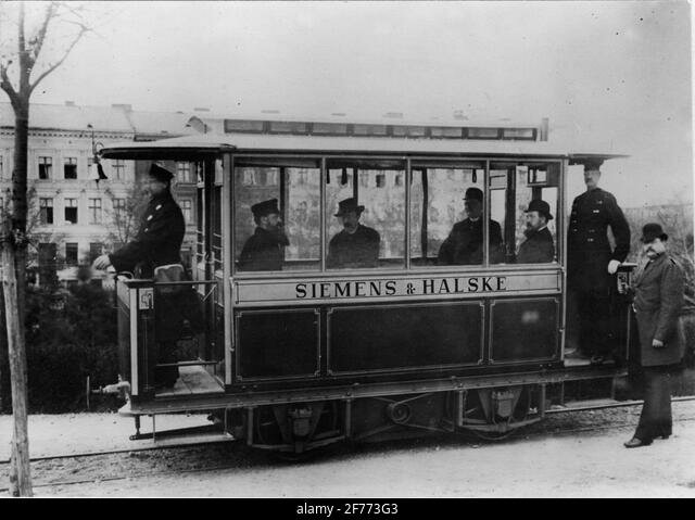 Primer tranvía eléctrico en Berlín por Werner Von Siemens.