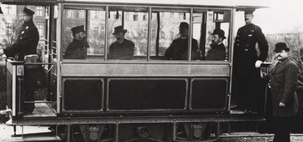 Primer tranvía eléctrico en Berlín por Werner Von Siemens.