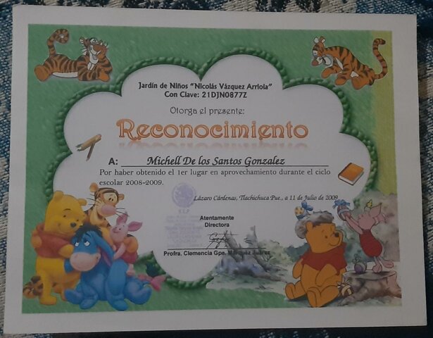 Graduación y obtencion de diploma de primer lugar del kinder