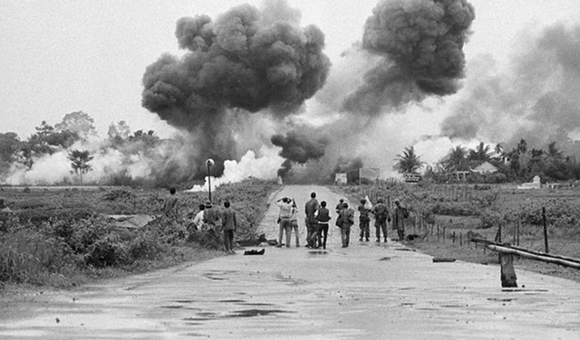 Estados Unidos entra oficialmente a Vietnam.