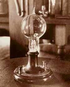 Thomás Alva Edison inventa la Bombilla