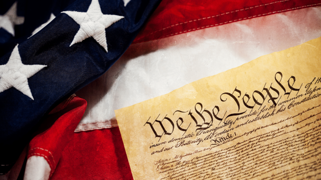 Entra en vigor la nueva Constitución, que establecía una división de tres poderes