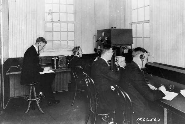 KDKA goes on the air from Pittsburgh