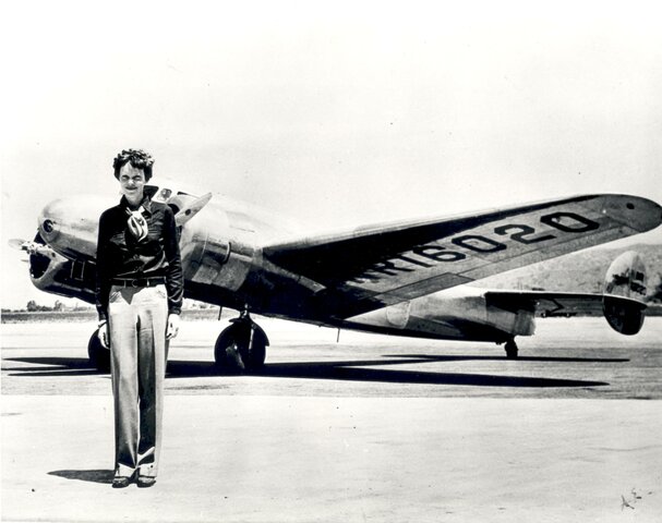 Amelia Earhart Flies Across the Atlantic (Women)