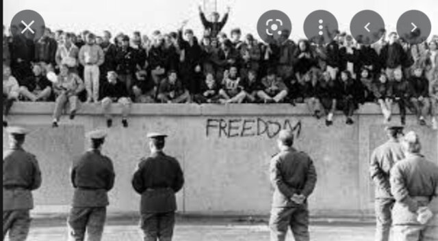 Se construye el muro de Berlín