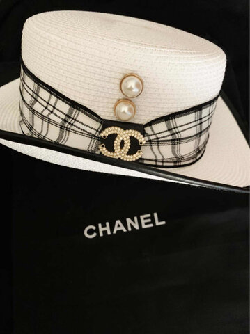 Compra varios sombreros y los reforma