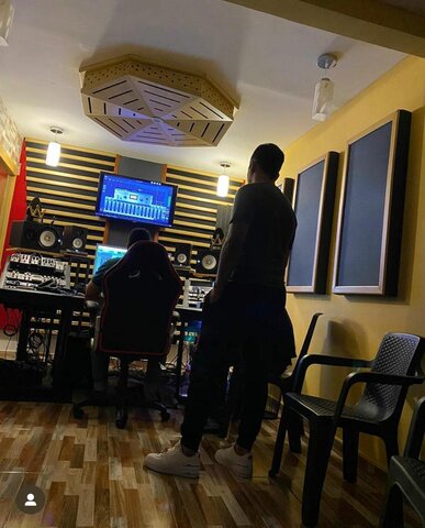 Entra a estudios de grabación a cumplir un sueño