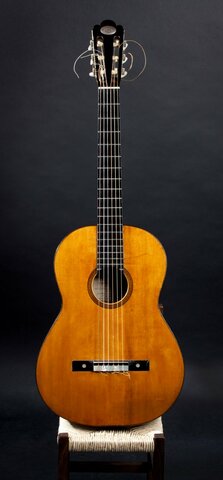 2 La primera guitarra casi igual a la actual