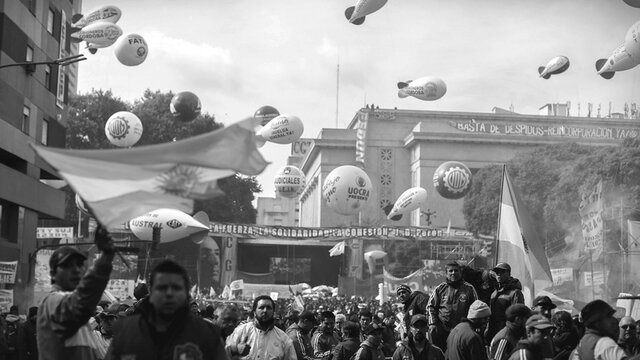 Menem limita el derecho de huelga