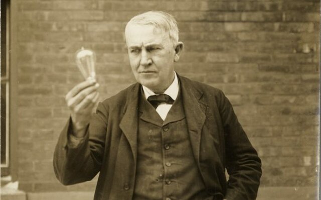 Thomas Alva Edison inventa la Bombilla.