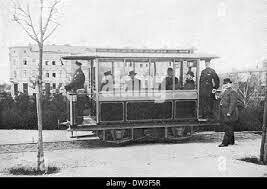 Primer tranvía eléctrico en Berlín por Werner Von Siemens.