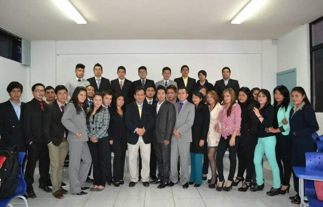 Inicia su carrera en Derecho