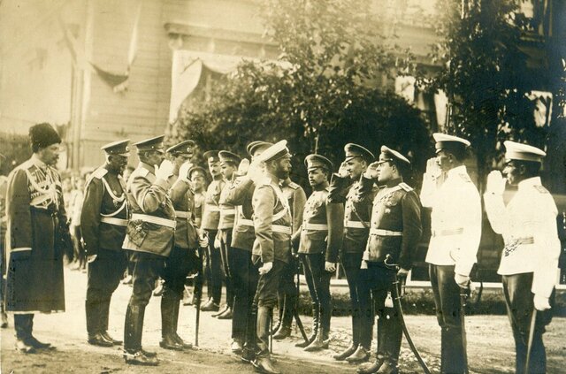 Крым. Николай II обходит строй выпускников Севастопольской школы авиации. 1911 г.