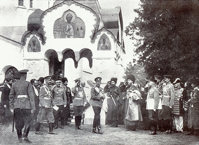 Приём Николаем II депутации после освящения Фёдоровского Государева собора в Царском Селе. Фото 1912 года