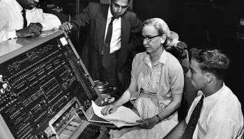 Hopper promotes COBOL to the military and private sector