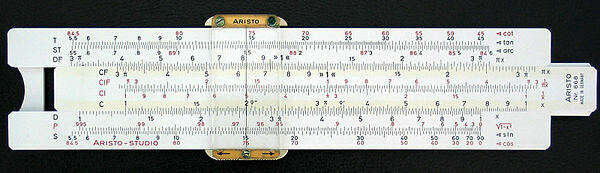 Первая логарифмическая линейка