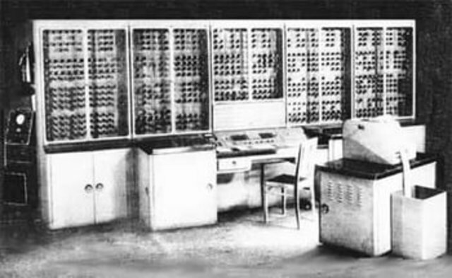 Начался серийный выпуск универсальной вычислительной машины «Урал-1», позже «Урал-4»