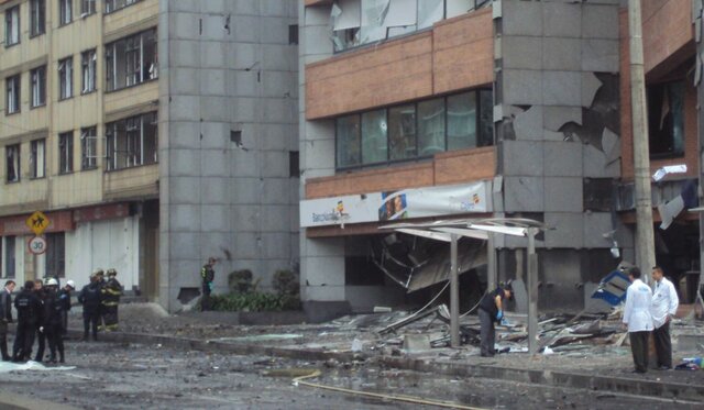 CARRO BOMBA EN EL EDIFICIO DE CARACOL RADIO