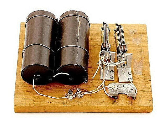 1937 Джордж Стибиц, учёный из США, изобрёл первое в стране электромеханическое устройство, способное выполнять двоичное сложение