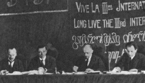 El movimiento cartista envía “La Carta del Pueblo” al Parlamento Británico.