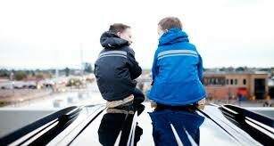 Combines five to eight words in sentences