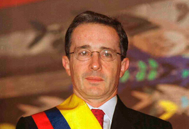 Alvaro Uribe Asume la presidencia