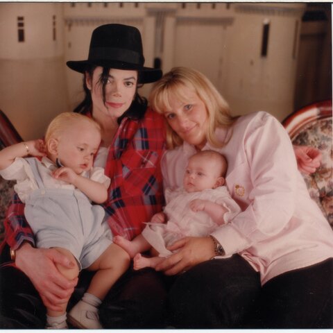 Para este entonces, tenía 3 hijos, dos hombres y una mujer, con su esposa Debbie