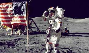 Primeira vez do homem a pisar a lua