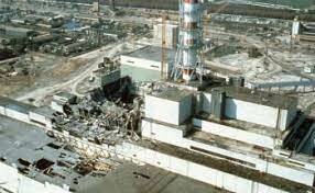 Reator nuclear soviético em Chernobyl explode