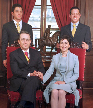 Alvaro Uribe Velez asume la presidencia