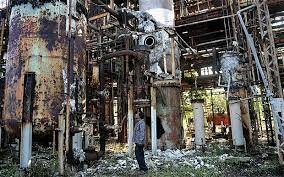Bhopal, Indian (chemical toxic cloud kills 2,000)*