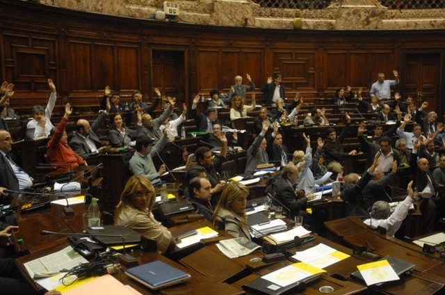 Solo con votos del FA, se aprobó suspender prescripción de delitos de la dictadura