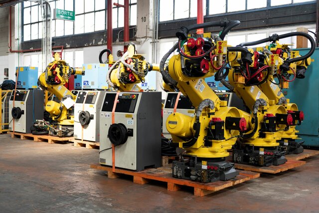 Les premiers robots de soudage français en service à l'usine Renault de Flins.