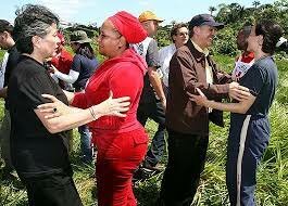 Clara Rojas y Consuelo González de Perdomo son liberadas por las FARC.