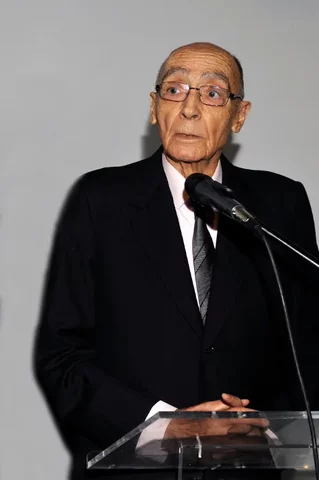 Saramago vence Nobel da literatura