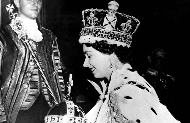 La Reina Isabel II es coronada el 2 de juny.