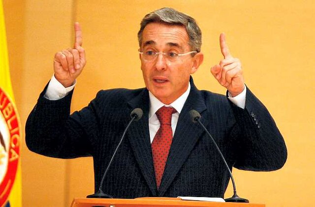 Alvaro Uribe al poder