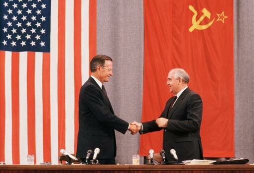 Fin de la guerra fría representada en la caída del Muro de Berlín y la unificación de Alemania