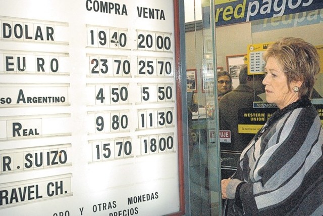 Dólar registró en julio el primer aumento mensual de 2011