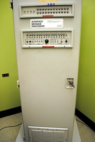 Instalación del primer IMP - Interface Message Processor (Inicio de la operación de ARPANET)